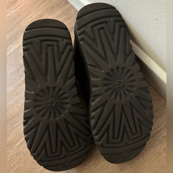 Mini ugg black size US7 - Picture 3 of 6